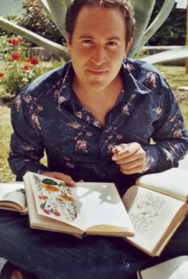 Schreibgärtner Claudio Zemp beim Blütenstudium